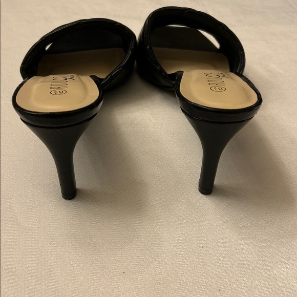 Rouge Helium Black Quilted Women's Slide Sandals
Size 8.5 Scratch on right shoe - Picture 6 of 8